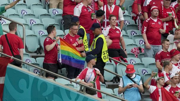 <p>Aserbaidschanische Ordner nahmen zwei Dänemark-Fans die Regenbogen-Fahne ab.</p>