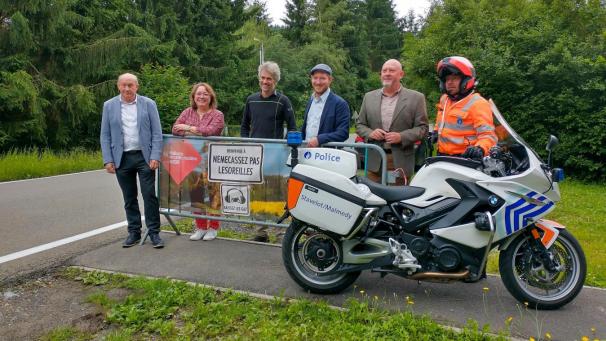 <p>Die Polizeizone Stavelot-Malmedy ergreift gezielte Maßnahmen gegen zu schnell fahren und zu laute Motorräder, zunächst in Form eines Pilotprojekts im Tal der Lienne.</p>