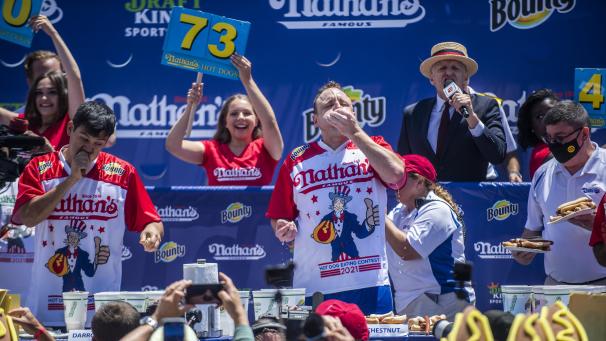 <p>Chowdown-Champion Joey „Jaws“ Chestnut brach seinen eigenen Rekord und holte sich den vierzehnten Sieg.</p>