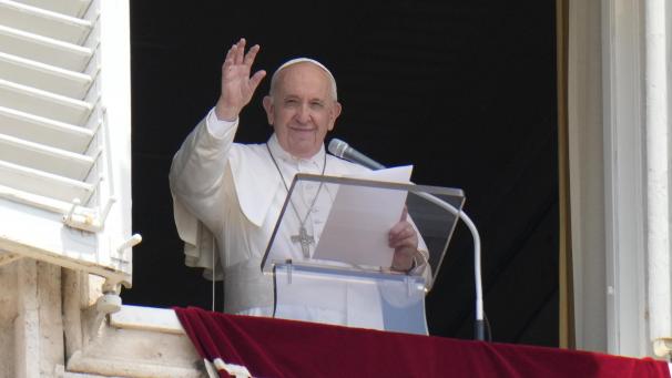 <p>Papst Franziskus grüßte vor seiner OP aus dem Fenster seines Ateliers mit Blick auf den Petersplatz, während er das Angelus-Gebet spricht.</p>