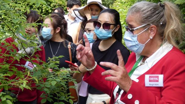 <p>Birgit Röhl vom Ortis-Besucherdienst erklärte dem Besuch aus China die interessanten Einzelheiten zum Kräutergarten Herba Sana.</p>