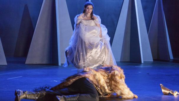 <p>Szene aus dem französischen Volksmärchen „La belle et la bête“</p>