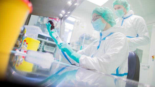 <p>Herstellung eines Krebsmedikamentes in einem Labor.</p>