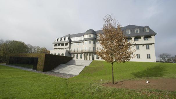 <p>Bei noch mehr Aufgaben für das Parlament müsste man über eine zumindest teilweise Professionalisierung nachdenken: als institutionelles Gegengewicht und zur Kontrolle der Regierung.</p>