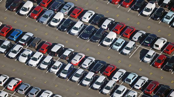 <p>Neuwagen stehen auf einem Verladeplatz: In der ersten Jahreshälfte sind hierzulande deutlich weniger Neuwagen zugelassen worden als im Jahr 2019.</p>