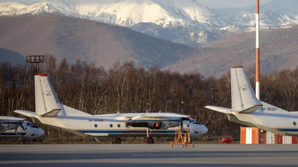 <p>Eine vom Typ An-26 mit der gleichen Bordnummer #RA-26085 wie das vermisste Flugzeug ist auf dem Flughafen Elizovo geparkt.</p>