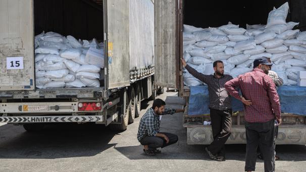 <p>Syrer inspizieren Lastwagen, die mit humanitärer Hilfe der Organisation World Food Programme beladen sind, nachdem sie aus der Türkei über den Grenzübergang Bab Al-Hawa, dessen Mandat am 10. Juli 2021 ausläuft, in die nordwestsyrischen Gebiete eingereist sind.</p>