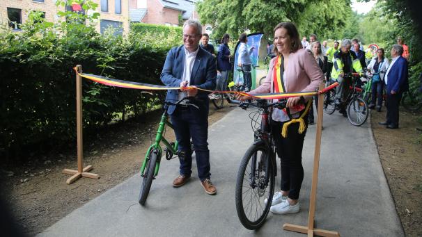 <p>Philippe Henry und Marie Stassen zerschneiden feierlich das Band.</p>