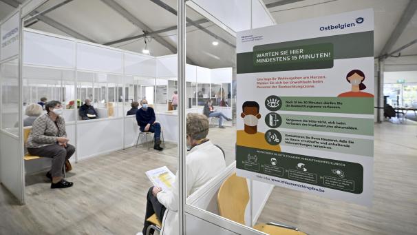 <p>Ein Blick in den Wartebereich des Eupener Impfzentrums</p>