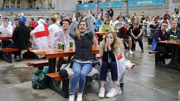 <p>Englische Fans dürfen am Sonntag länger in den Pubs bleiben.</p>