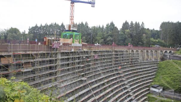 <p>Sanierungsarbeiten in teils schwindelerregender Höhe: Die vom Wasser abgewandte Seite der Staumauer wurde komplett eingerüstet.</p>