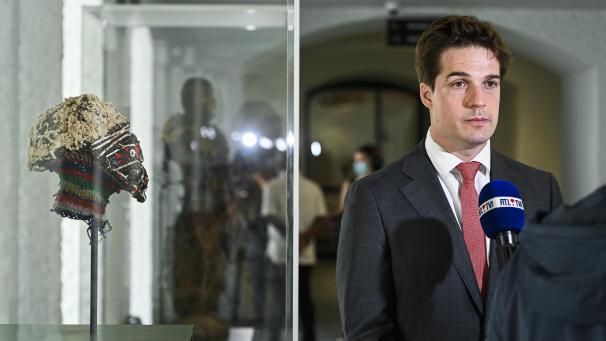 <p>Staatssekretär Thomas Dermine neben einem Kunstobjekt aus dem Kongo im AfrikaMuseum.</p>