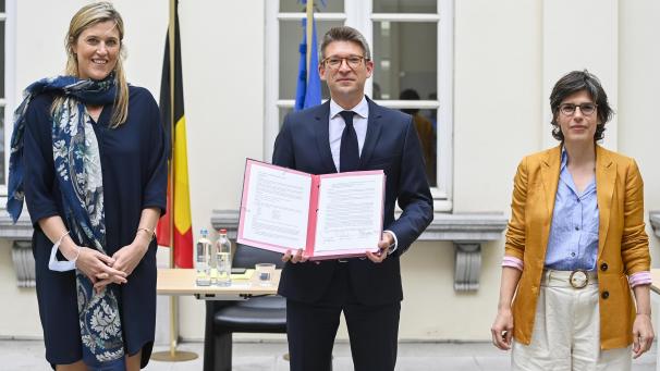 <p>Annelies Verlinden, Pierre-Yves Dermagne und Tinne Van der Straeten (v.l.n.r.) unterzeichneten die Rahmenvereinbarung für die neue Task Force.</p>