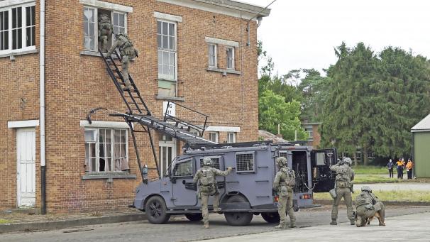 <p>Polizisten demonstrierten die Übung einer Geiselbefreiung.</p>