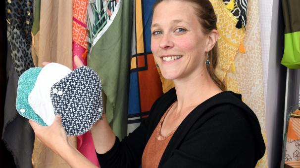 <p>Daniela Brantz, Näherin bei der Alternative, hat die waschbare Stoffeinlage entwickelt und unter Realbedingungen getestet.</p>