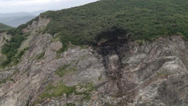 <p>Dieses vom russischen Ministerium für Notfallsituationen zur Verfügung gestellte Foto zeigt Wrackteile eines abgestürzten Flugzeugs vom Typ Antonow An-26.</p>