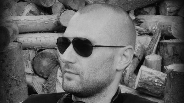 <p>Andreas Justen alias Professor Kekas spielt am Freitagabend draußen vor dem Triangel St.Vith.</p>