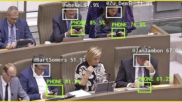 <p>Ein Künstler stellt mit Künstlicher Intelligenz und Kraft der Sozialen Netzwerke Politiker für ihre andauernde Smartphone-Nutzung in Regierungssitzungen an den Pranger – als Kunstprojekt.</p>
