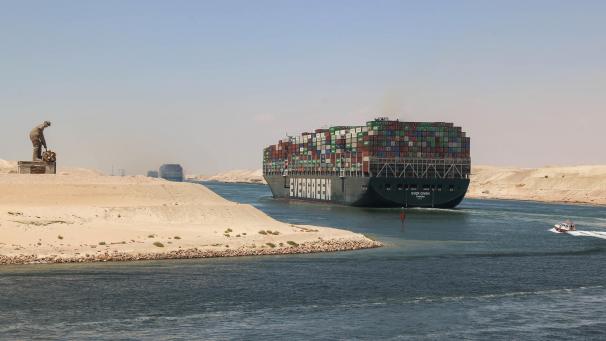 <p>Nach der Havarie im Suezkanal lag das Containerschiff monatelang fest, weil sich der Betreiber und die Kanalbehörde um eine Entschädigung stritten.</p>