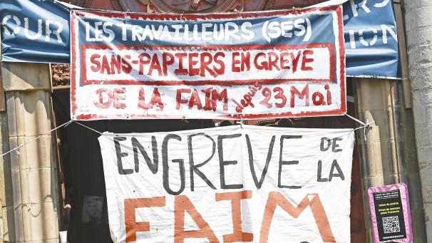 <p>Die Pforte der Brüsseler Beginenhofkirche, wo 200 Papierlose seit sechs Wochen im Hungestreik sind, wurde geschlossen.</p>