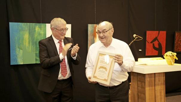 <p>Alfred Lux (rechts) wurde am Wochenende wegen seines jahrelangen Einsatzes für die Kgl. Theaterfreunde Eupen geehrt.</p>