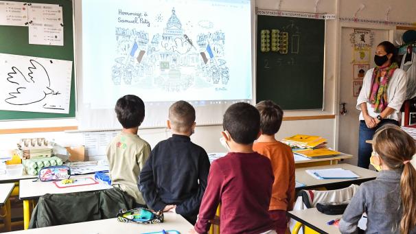 <p>Bei schwachem Infektionsgeschehen werden Verbote und Gebote aus verfassungsrechtlicher Sicht immer fragwürdiger und entsprechend schwer durchzusetzen sein. Die Politik ist somit zunehmend auf das Verständnis und den guten Willen der Bevölkerung angewiesen. Auch in den Schulen, die endlich wieder zur Normalität zurückkehren müssen.</p>