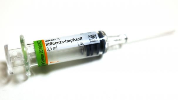 <p>Eine Spritze mit einem Influenza-Impfstoff.</p>
