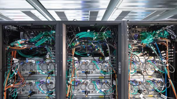 <p>Ein Hochleistungscomputer mit dem neuronale Netze berechnet werden stehen in einem Höchstleistungsrechenzentrum.</p>