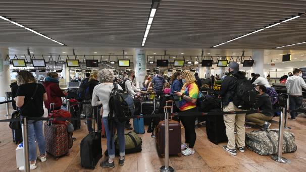 <p>Check-in-Schalter in der Brüsseler Abflughalle</p>