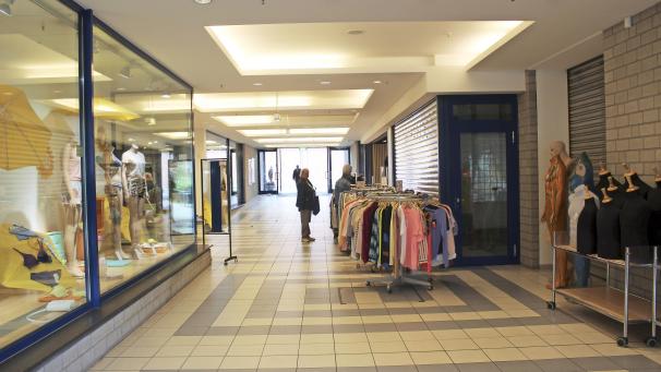 <p>Der gesamte Bereich in der Imgenbroicher Victor-Passage (Café, Schaufenster, Geschäfts-Eingang) wird beim Umbau ab August modernisiert und aufgewertet.</p>