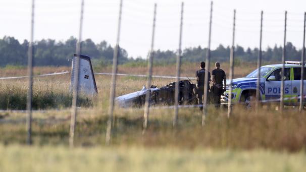 <p>Polizei und Rettungsdienste sind am Ort des Absturzes eines Kleinflugzeugs auf dem Flughafen Örebro im Einsatz.</p>