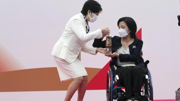 <p>Tokios Gouverneurin Yuriko Koike (l) erhält eine Laterne mit der olympischen Flamme von Aki Taguchi, offizieller Botschafter des Tokio 2020 Fackellaufs, während der Enthüllungszeremonie der olympischen Flamme des Tokio 2020 Fackellaufs im Komazawa Olympic Park. Der Komazawa Olympic Park, in dem die Enthüllungszeremonie der Flamme stattfand, war einer der Austragungsorte der letzten Olympischen Spiele in Tokio im Jahr 1964.</p>