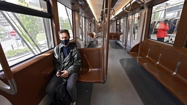 <p>Der erste neue M7-Metrozug fährt auf der Linie 1.</p>