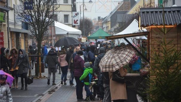 <p>Die FG St.Vith kauft Holzhäuschen für den Weihnachtsmarkt mit Unterstützung der Stadt ein.</p>