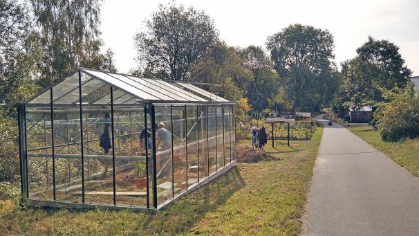 <p>Das Treibhaus von „Greenhouse Conversations“ wurde gemeinsam von Einwohnern der Stadt St.Vith, Besuchern der Patchwork VoG, Künstlern vom Collectief Publiek Geluid sowie Mitgliedern von Meakusma und Musica aufgebaut.</p>