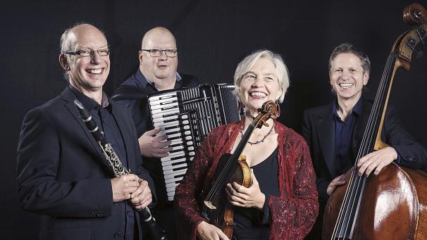 <p>Johanna Schmidt (Violine), Johannes Flamm (Klarinette), Alfred Krauss (Akkordeon) und Werner Lauscher (Bass) nehmen das Publikum mit auf eine Klezmer-Weltmusik-Tour.</p>