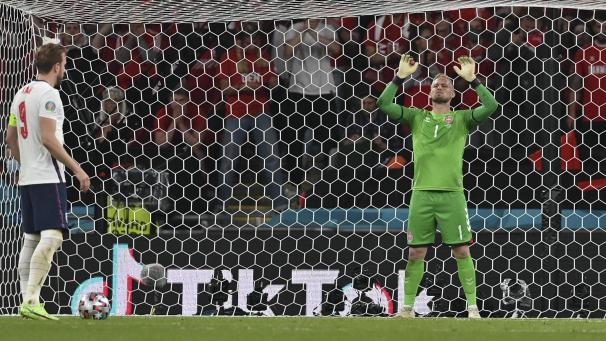 <p>Den Vorfall, bei dem Dänemarks Torhüter Kasper Schmeichel während eines Elfmeters mit einem grünen Laserpointer ins Gesicht geleuchtet wurde, bezeichnete die britische Staatssekretärin Susan Williams als „abscheulich“.</p>