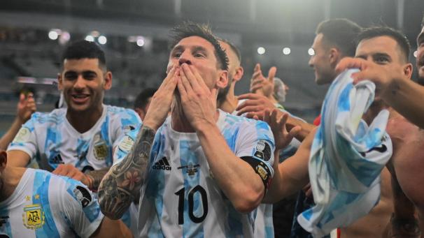 <p>Argentinische Spieler feiern nach dem Finalspiel der Copa America 2021.</p>
