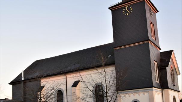 <p>Hans-Georg Reinertz spielt an der Orgel in der Pfarrkirche Elsenborn.</p>