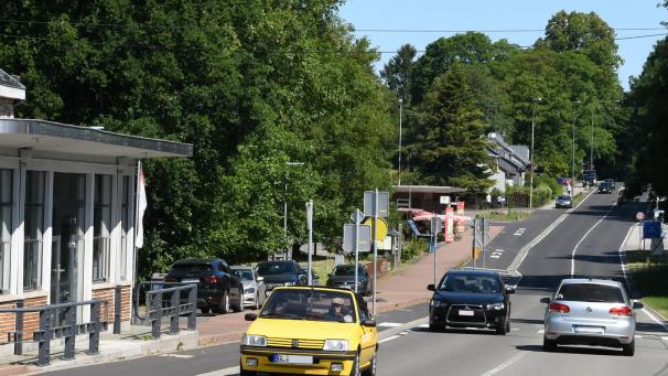 <p>Zwar sind die Grenzen als solche kaum noch erkennbar (hier Köpfchen), allerdings sind sie noch in vielen Köpfen präsent. Zu einer Identitätsfindung für die deutschsprachigen Belgier gehören sie zwar dazu, findet Bernhard Bergmans, aber nicht im Sinne von Abgrenzung, Ausgrenzung oder Abschottung.</p>