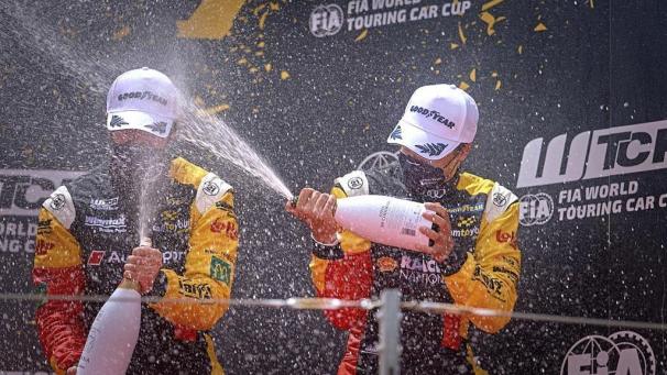 <p>Die belgischen Audi-Fahrer Gilles Magnus (rechts) und Frederic Vervisch feiern auf dem Podium in Aragon.</p>