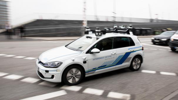 <p>Beim vollautomatisierten Fahren kann der Computer bei bestimmten Anwendungen vollständig die Kontrolle über das Auto übernehmen, ohne von einem menschlichen Fahrer überwacht zu werden.</p>