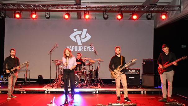 <p>Die Band Vapour Eyes hatte auch ein neues eigenes Lied „Fake“ im Gepäck. Es war erst kurz vor dem Auftritt fertig geworden.</p>