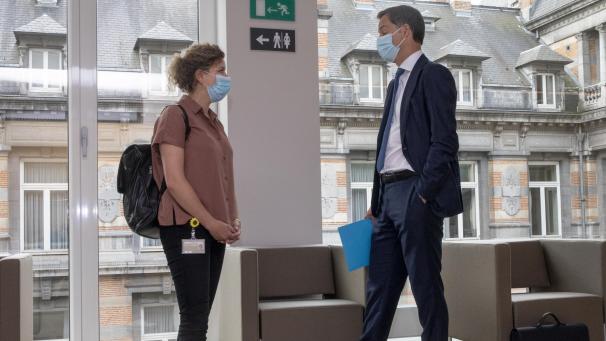 <p>Premier De Croo und Staatssekretärin Schlitz vor Beginn der Ausschusssitzung.</p>