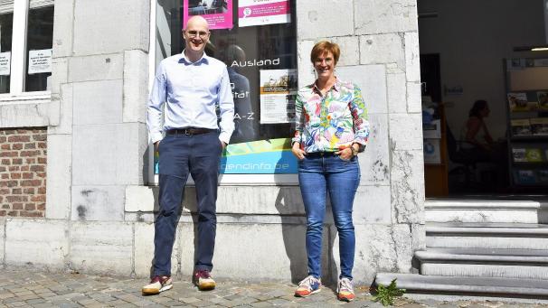 <p>Verwaltungsratspräsident Sascha Bocken und Geschäftsführerin Lara Liebertz vor dem Büro von Jugendinfo Ostbelgien in der Eupener Gospertstraße</p>