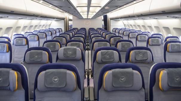 <p>Die Kabinen der meisten Passagiermaschinen der Lufthansa waren aufgrund der Pandemie überwiegend leer.</p>