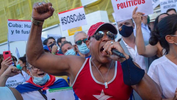 <p>Ein Mann mit Kuba-T-Shirt schreit Parolen während einer von der rechtsradikalen spanischen Partei Vox organisierten Kundgebung zur Unterstützung der Demonstrationen in Kuba gegen die kubanische Regierung.</p>