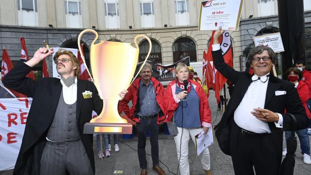 <p>FGTB-Protest vor dem Brüsseler Zentralbahnhof. In der Mitte Gewerkschaftspräsident Thierry Bodson (l.) und Generalsekretärin Miranda Ulens.</p>