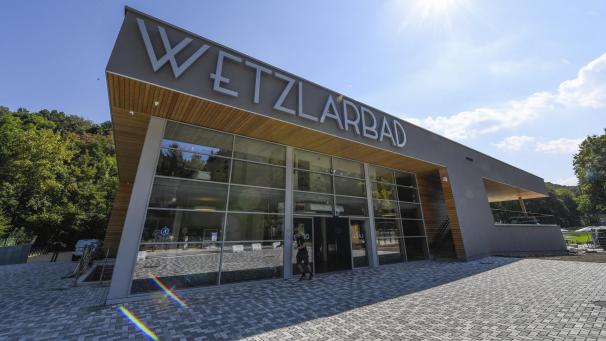 <p>Ein Blick von außen auf das Eupener Wetzlarbad</p>