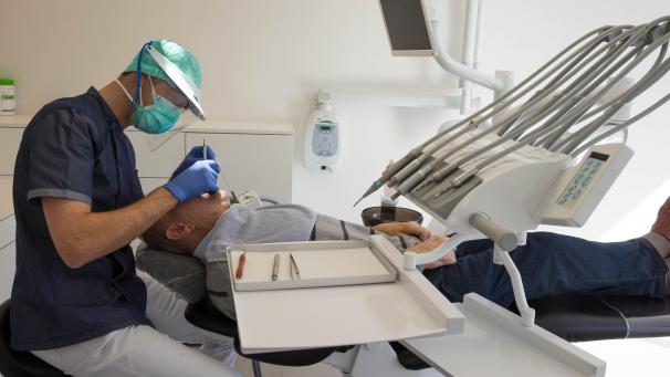 <p>Nicht-therapeutische Behandlungen beim Zahnarzt werden teurer.</p>